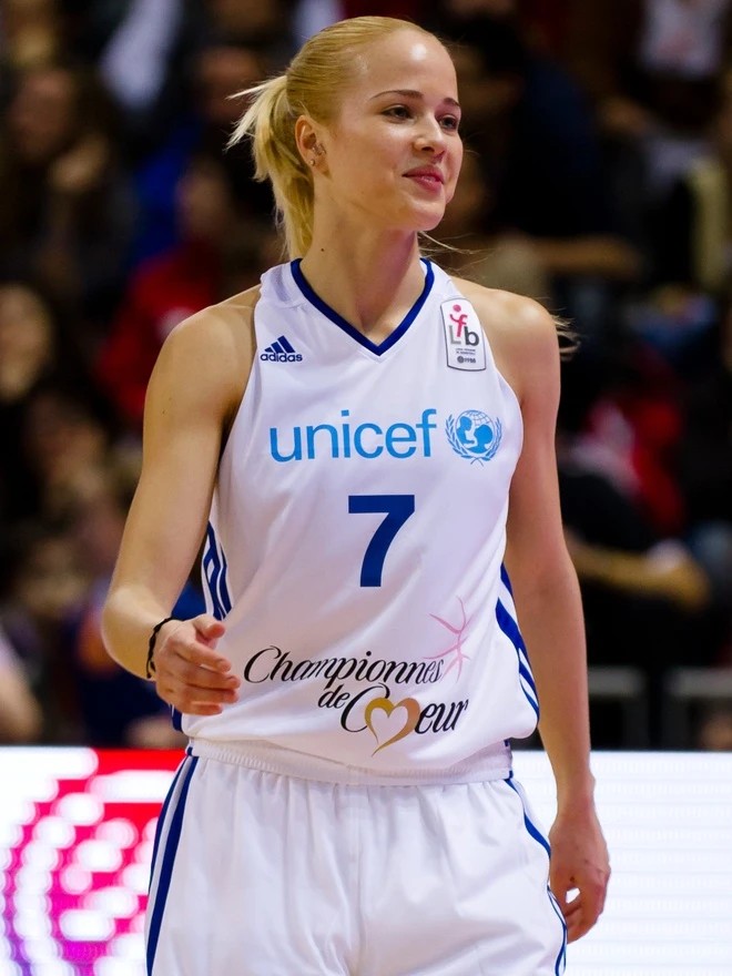 nữ cầu thủ Antonija Misura