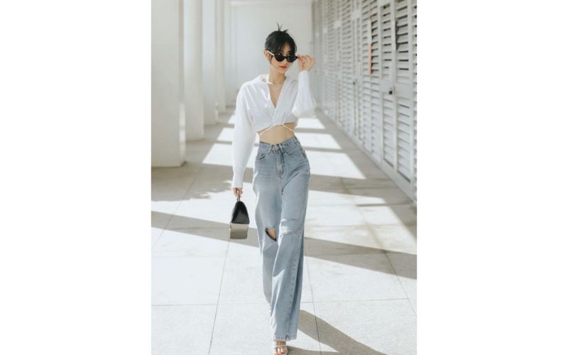 Áo thun trắng dáng lửng phối cùng quần jeans ống rộng