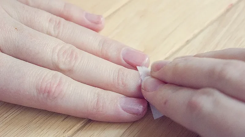 Hướng dẫn cách tẩy sơn móng tay an toàn, nhanh chóng và không hư móng