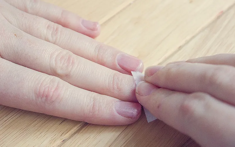 Hướng dẫn cách tẩy sơn móng tay an toàn, nhanh chóng và không hư móng